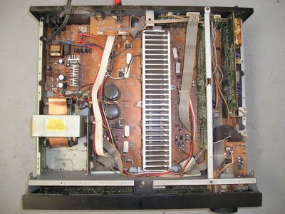 Útroby zesilovače Harman Kardon AVR 20 II.