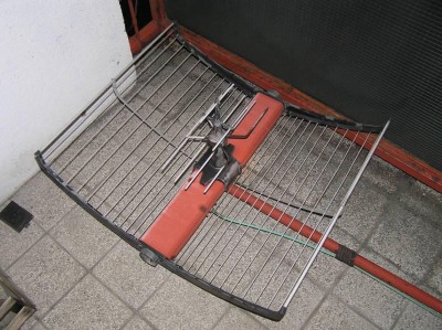 Neznámá anténa s válcovým reflektorem