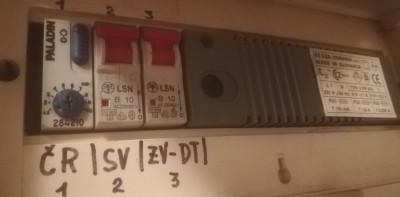 Elektřina osvětlení chodby dům-časový spínač, relé, schodišťový automat, při tažení modrého táhla na symbol žárovky (směr nahoru) světla na chodbě bliknou, je slyšet přepnutí.