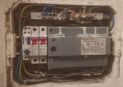 Elektřina osvětlení chodby dům-časový spínač, relé, schodišťový automat-vlevo-a. Pohled na zapojení.