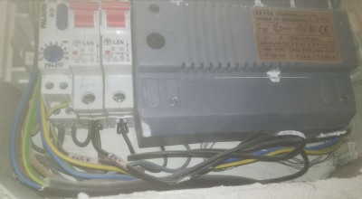 Elektřina osvětlení chodby dům-časový spínač, relé, schodišťový automat-vlevo-a. Spodní pohled na zapojení.
