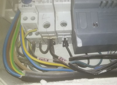 Elektřina osvětlení chodby dům-časový spínač, relé, schodišťový automat-vlevo-a. Spodní pohled na zapojení