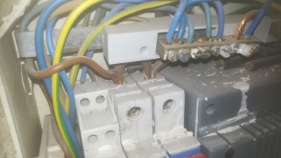 Elektřina osvětlení chodby dům-časový spínač, relé, schodišťový automat-vlevo-a. Vrchní pohled na zapojení.