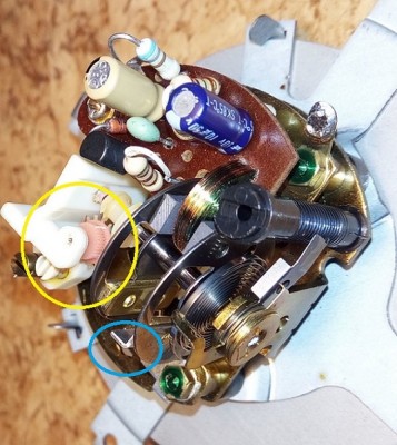 žlutě - podávací mechanizmus
<br />modře - brzda omezující rozkyv