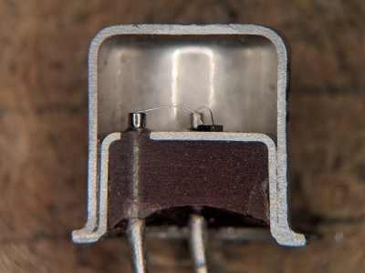 2N2222_TO-18 z boku.jpg