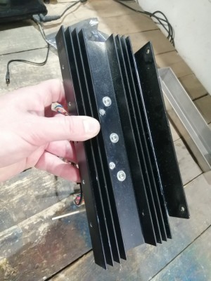 Není ten chladič malý na 2x100W?