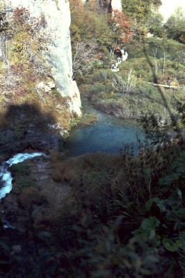 Plitvická jezera bez davů turistů, říjen 1983.
<br />Fomachrom D20, Praktica L2, objektiv Pentacon Auto MC 1,8/50, polarizační filtr.
<br />Sken z června 2020, bez korekcí.