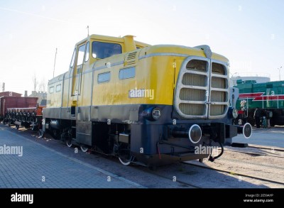 the-old-electric-diesel-locomotive-of-times-of-the-ussr-russia-saint-petersburg-november-02-2017-2E59AYP.jpg