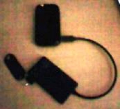 hore mobil, dole USB hub so zapojeným diskom, vľavo plastová visačka na kľúče
