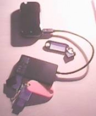 mobil, USB hub a tri USB disky, z toho jeden zapojený a na ňom kúsok čiernej izolepy
