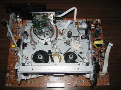Demontovaná mechanika s deskou