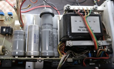 Elektrolyty ve zdroji byly kupodivu v perfektní kondici. Nic jsem nemusel měnit.