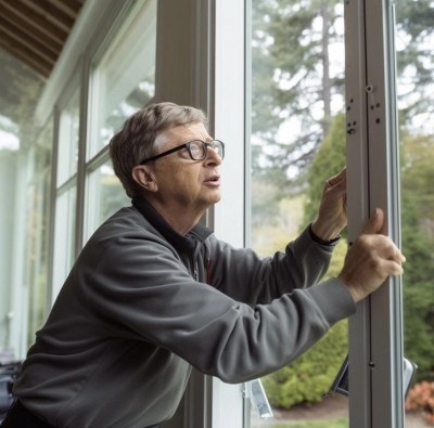 BillGatesInstallingWindows.jpg