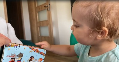 Pravnučka se učí pracovat s novými tlačítky.jpg