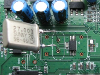 Detail, obrys součástky VCX01 je zřejmě alternativa v podobě kompaktního provedeni (osc. v plechu)