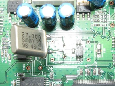 Oscilátor tvořený jedním C, krystalem 27MHz a IO "295N05"