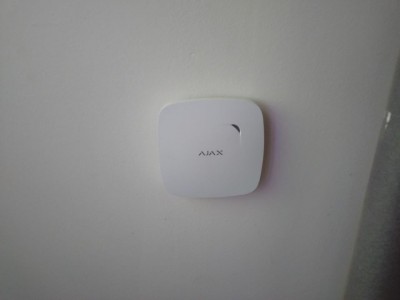 Hlásič kouře a CO AJAX FireProtect Plus na stropě kotelny.