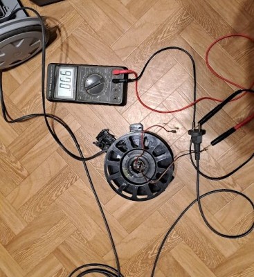 Hnědý káblík jde propísknout, červený ne