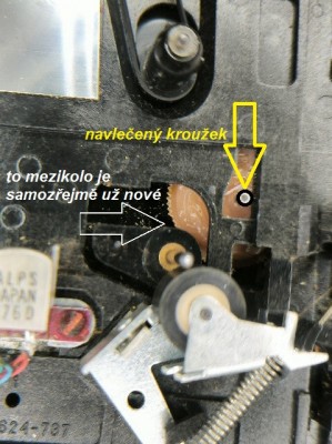černý kroužek v klidové poloze sáněk drží mezikolo dál ze záběru, takže neškrtá ani mírně excentrické.
<br />Na fotce jsou sáňky v pracovní poloze.