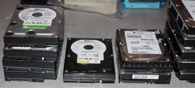 500 GB, 2x 1 TB, 80 GB Raptor, 120 GB PATA, nějaký SCSI
