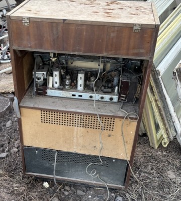 Old radio s gramcem