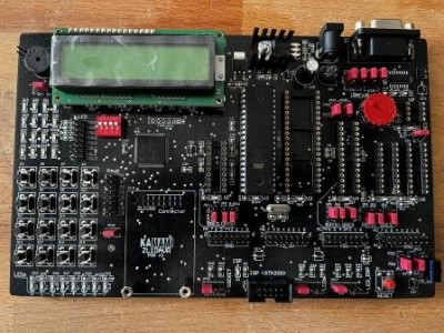 AVR vývojová deska od KAMAMI ZL10AVR s displejem 1602.
<br />Cena 500,-Kč