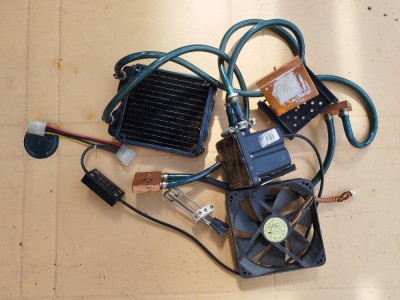 Po experimentech s chlazením odcházejícího procesoru mi celé chlazení zbylo.