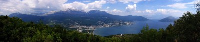 Ústí Boky Kotorské (Hercegnovski zaliv), 180° panorama.
<br />V záběru města Igalo a Herceg Novi, Černá Hora.