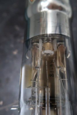 Detail elektronových emitorů pro paměťovou část obrazovky.