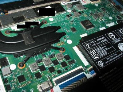 Tavidlo zasahuje az po EC, hore plomba Lenovo