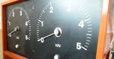 Dve biele signalizačné žiarovky bez popisu. V strede medzi nimi pôvodná zelená LED bez popisu. V strede hore dve dobastlené LED tiež bez popisu.