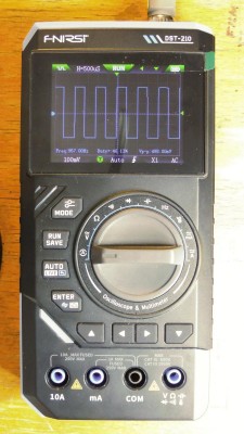 Takto se zobrazuje kalibrační signál z osciloskopu Tektronix 2236 na osciloskopu multimetru. A je to i s parametry.