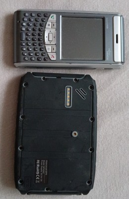 Prastarý telefon s Windows mobile a navigace s Windows CE - lze používat jako kapesní počítač.