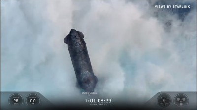 Starship dosedá na hladinu.