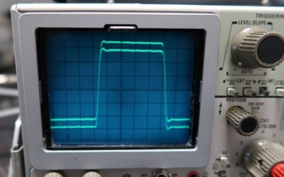 Obdélník 1MHZ na oba kanály, které jsou vůdči sobé vertikálné posunuté.