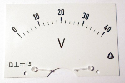 Zadání: Stupnice voltmetru MP80  0-40V lineární, standardní  výrobní provedení, 20 dílků, popis 10-20-30-40V.