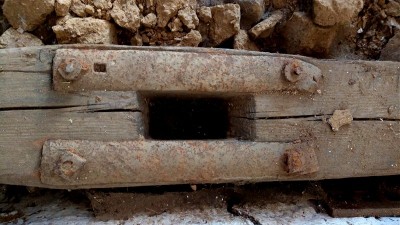 Detail jedné strany tlustšího konce s železnými výztuhami umístěnými asi půl metru od konce páky, dle mého zabraňují omačkání dřeva při zvedání...