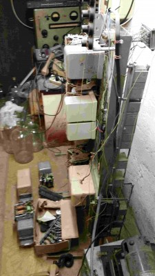 Kombinovaný stojan 1S 2S LV urobený z horní poloviny SLV. Dále je vidět volací stroj a sady 1S, LV, StLV a další haraburdí.
