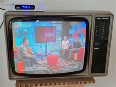 DVB-T2 vysílání stanice Óčko na CRT televizoru Tesla Color Oravan 2 se set-top boxem Zircon Ice s RF modulátorem.