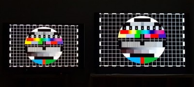 Televizory při testu. Nalevo 50" plazma, napravo 65" OLED.