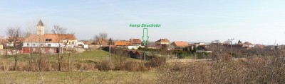 Šipka oznařuje místo antény (velkého síta) vystavené těsně nad střechu budovy. Zasilovač 15 dB byl zařazený do kabelu asi 5 metrů od antény.