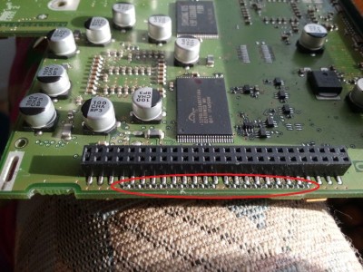 Při tom konektoru (do něj se připojuje HDD) jsou ty rezistory červeně zakroužkovány.