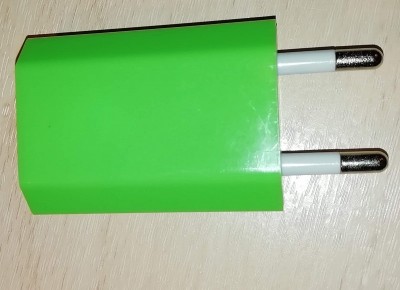 jedná se o tento zdroj prodávaný v různých barvach - rozebrat jde velice snadno. Časem se rozpadne i nechtěně. Drží jej pohromadě 4 malé západky u vidlice.