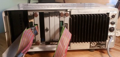 Zadní pohled na TNS
<br />
<br />Rozeznat lze CPU katru (má tlačítko)
<br />dále kartu INT a RAM (v dolní části je štítek s popiskem)
<br />dále karta TVD (s FRB konektorem)
<br />dále disk ST225N (vlevo)
<br />a hned vedle řadič disku (s FRB konektorem a papírovou polepkou s nápisem 