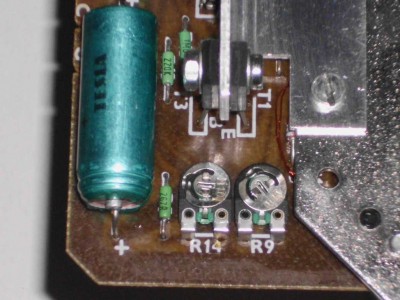 Detail trimrů motoru