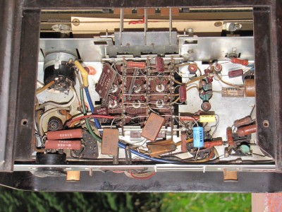 Tesla 426A TENOR
<br />Zde jsou použity 3 typy "slíďáků": zalisované (červené) kostky TC21x;
<br />pertinaxový TC201- 210pF (vpravo od potenciometru);
<br />a konečně ten "sinclairův" - 395pF (úplně vpravo).