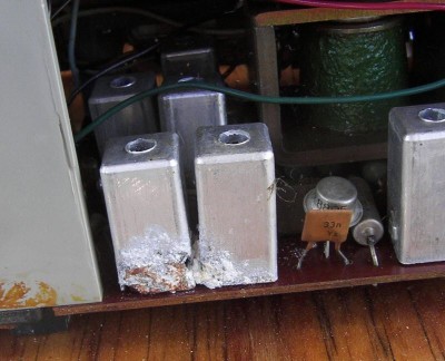 Občas se může stát, že přijímač je od vyteklých baterií poškozený i vážněji, jako třeba zde. Elektrolyt téměř "sežral" stínicí kryty cívek, dále i jeden kondenzátor a nožičky tranzistoru.