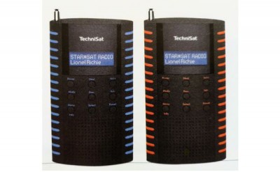 Jak vidíte ze zatím velmi špatného snímku, TechniRadio Solar je řešen trochu netradičně na výšku ...