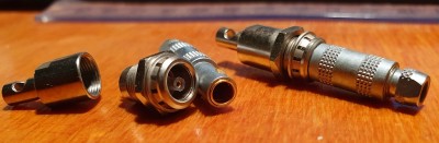 Takto vyzerajú, jack má 5mm, závit v protikuse 7mm.