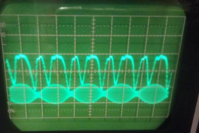 Nahoře detektor, dole kus drátu vedle antény, modulace 1 kHz, 0,5ms/dílek
